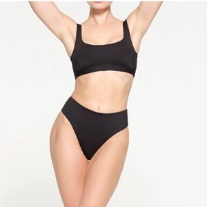 NWT SKIMS SIGNATURE SWIM MID WAIST BOTTOM in Onyx